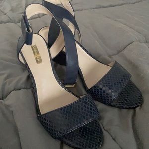 Small wedge navy animal print.